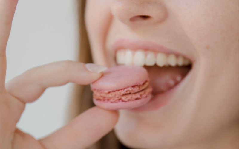 Курение, сахар и менструальный цикл: что влияет на здоровье зубов у женщин и как с этим бороться