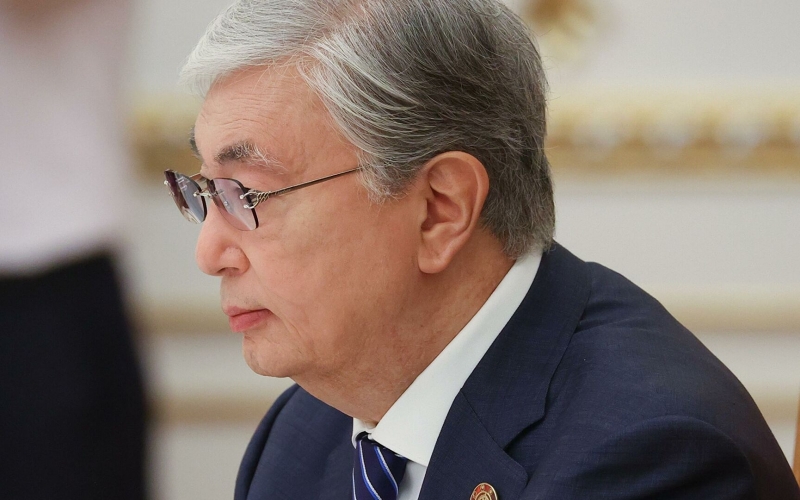 Глава Узбекистана обсудил по телефону с Токаевым ситуацию в Казахастане