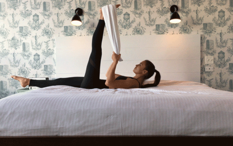 Как Ирина Шейк тренируется с мебелью, подушками и полотенцем