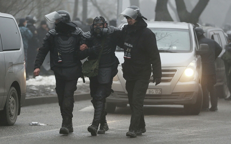 СМИ: протестующие в Алма-Ате пытаются прорваться в резиденцию президента