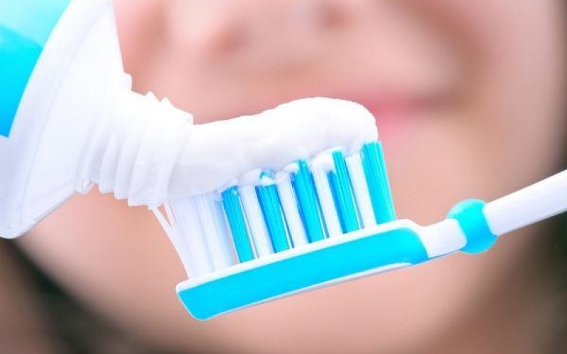 Исследование показывает, что зубная паста с гидроксиапатитом дает многообещающие результаты