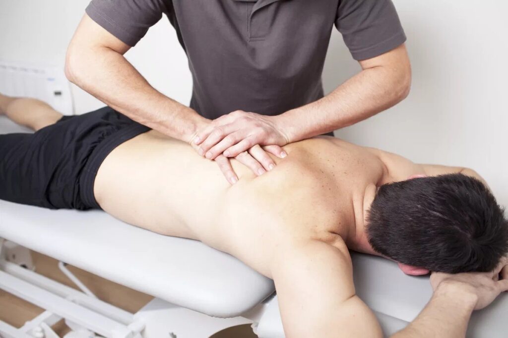 Как правильно делать массаж спины и позвоночника